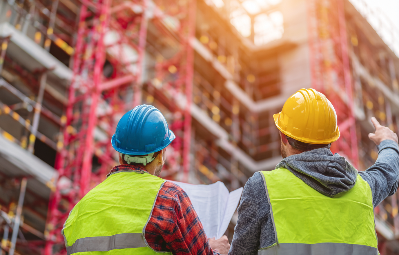 jay081480_77365_dos_trabajadores_de_construcci&oacute;n_masculinos_en_amarillo_y_gre_46780385-0f0c-4bcc-9fb4-2f54dcf47abb