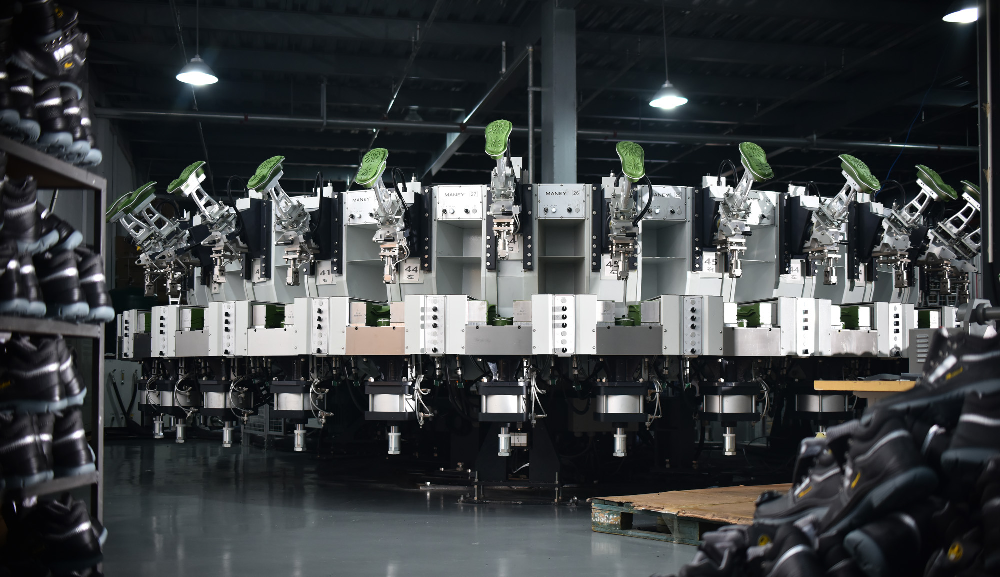 M&aacute;quina de inyecci&oacute;n Desma para fabricante de calzado de seguridad