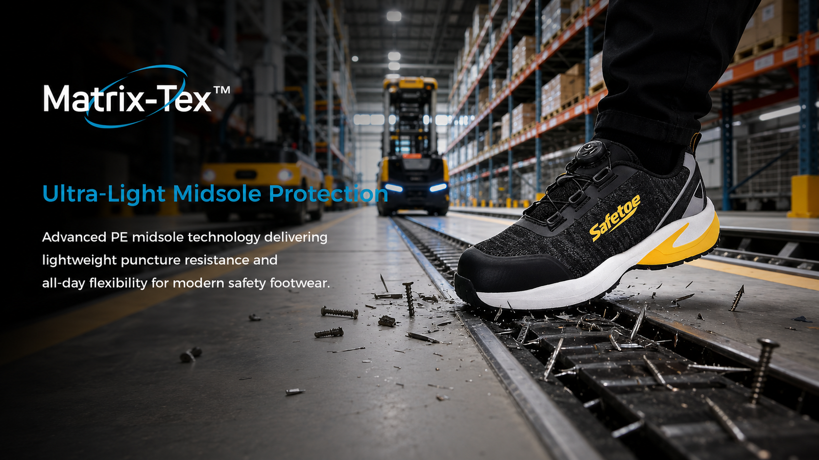 Zapato de seguridad negro con entresuela ligera Matrix-Tex resistente a pinchazos en un entorno de almac&eacute;n